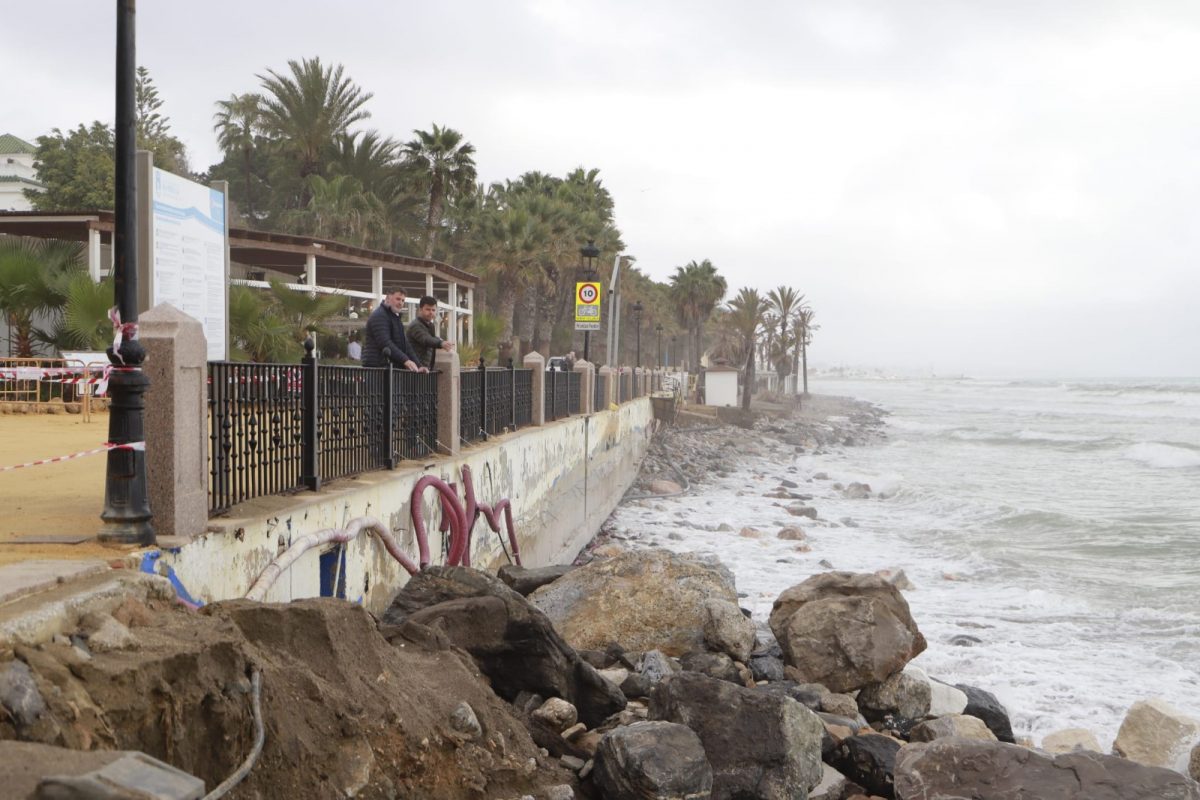 Marbella rechaza el eliminar una escollera creada para impedir el derrumbe de parte del Paseo Marítimo - WhatsApp Image 2022 03 21 at 19.14.07 2 Desperfectos en las playas de Marbella debido al mal temporal.