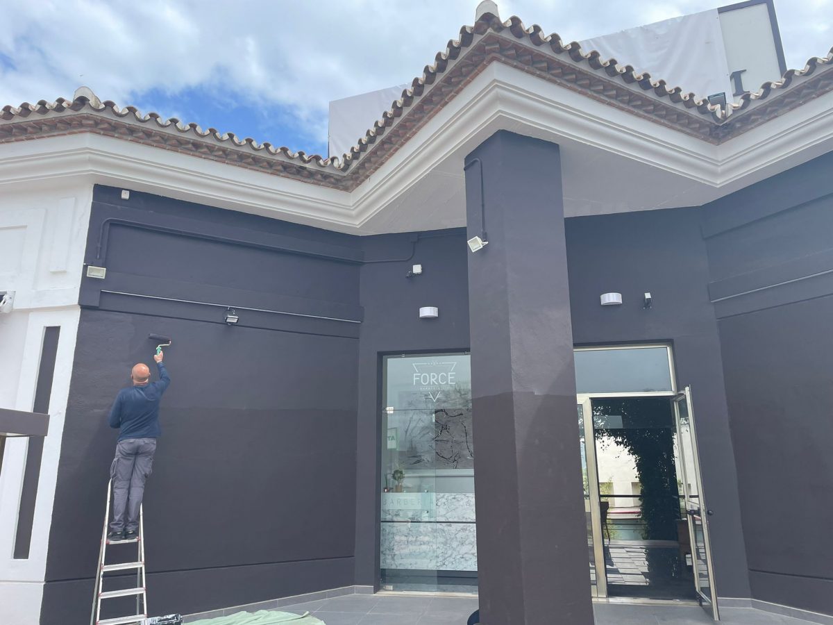 Las amenazas a los rusos en Marbella llegan demasiado lejos: "No tenemos culpa de lo que está ocurriendo" - WhatsApp Image 2022 03 21 at 2.37.26 PM Pintan la fachada de la Casa Rusia tras los actos vandálicos producidos este pasado domingo. / D.MACÍAS
