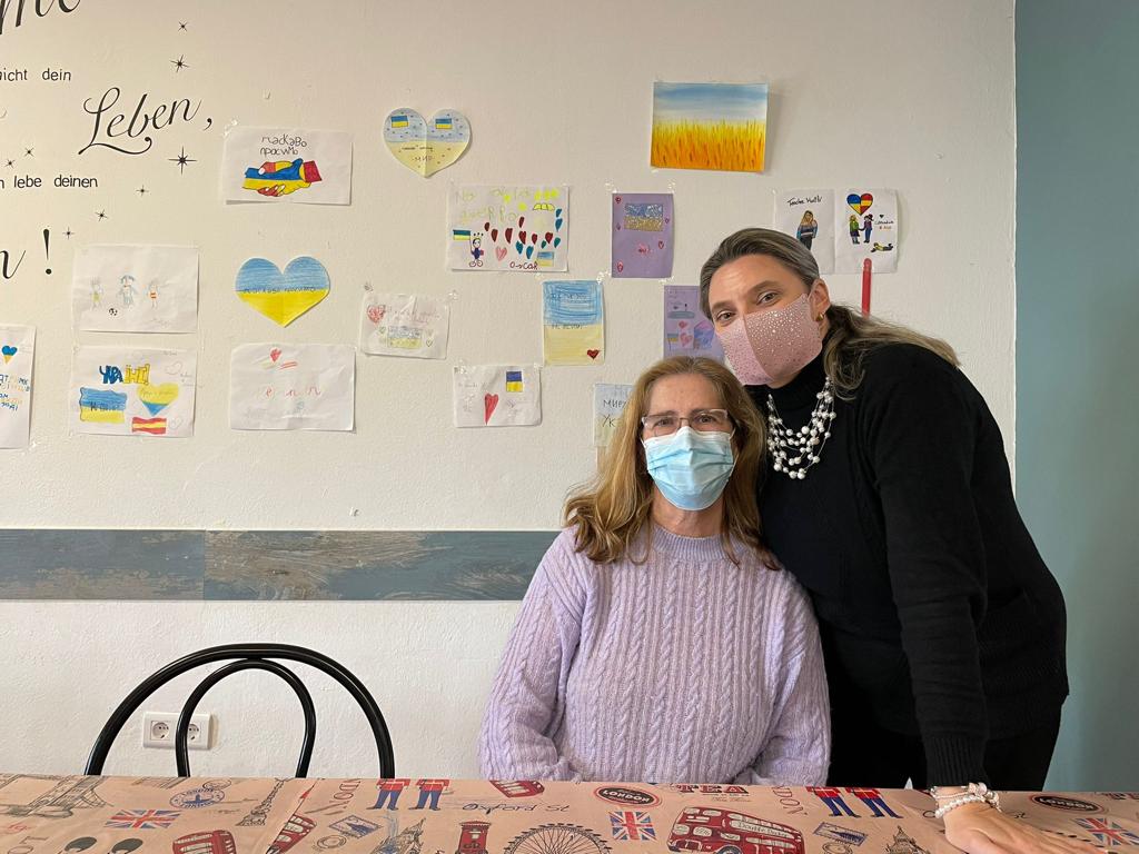 La 'solidaridad' de Mariló, una profesora de Estepona que da clases de español gratuitas a los refugiados - WhatsApp Image 2022 03 24 at 22.49.40 Una imagen de Mariló, a la izquierda, y Ana, a la derecha. / Desireé Macías
