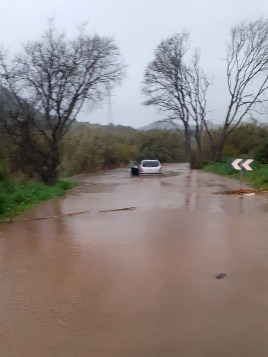 Cortada la carretera entre Casares y Los Pedregales por el desbordamiento del arroyo del Infierno - casares 1