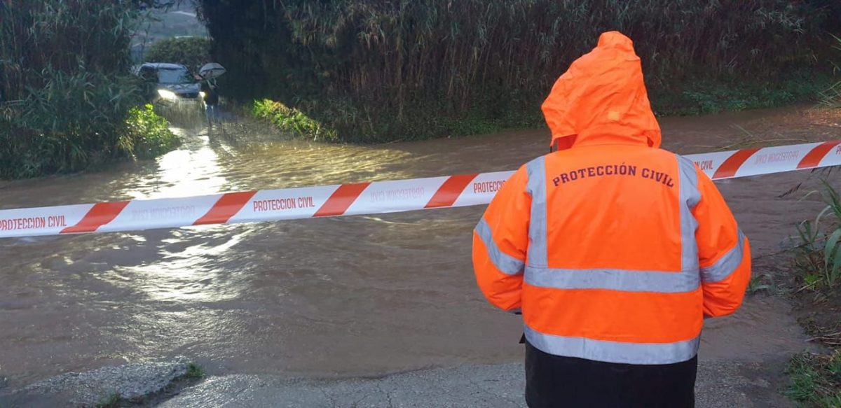 Estepona corta los accesos a ríos y arroyos y activa el Plan de Emergencia Municipal - corte rio Estepona corta los accesos a ríos y arroyos y activa el Plan de Emergencia Municipal - corte rio