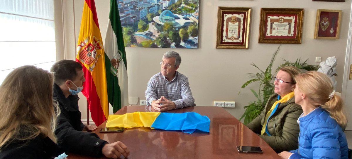 Estepona puede colaborar con materiales y alimentos para la asociación ucraniana Maydan Málaga - foto comunidad ucraniana García Urbano se reúne con la asociación de ucranianos de la ciudad.