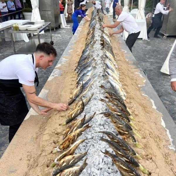 La Costa del Sol participa en la mayor 'espetada' de la historia con 447 lubinas - imagen La Costa del Sol participa en la mayor 'espetada' de la historia con 447 lubinas - imagen