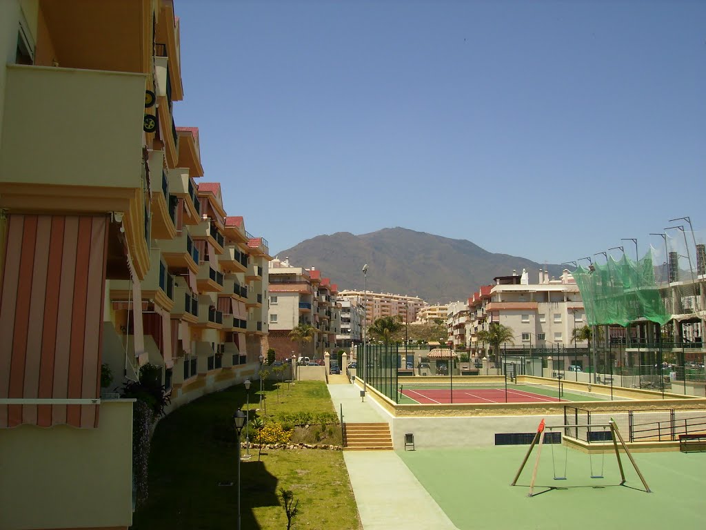 IU pide que se destinen viviendas sociales a las familias esteponeras desahuciadas - 99305864 Promoción de 101 viviendas protegidas que promovió IU en C/ Gregorio Marañón en Estepona.