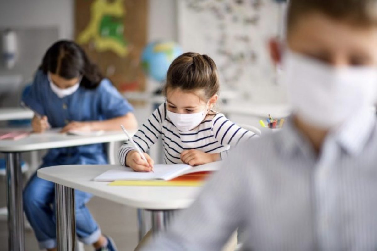 Adiós a la mascarilla en los centros educativos andaluces: será obligatoria en el transporte escolar - Captura de pantalla 2022 04 20 a las 17.29.12 Niños en clase con mascarilla. Archivo