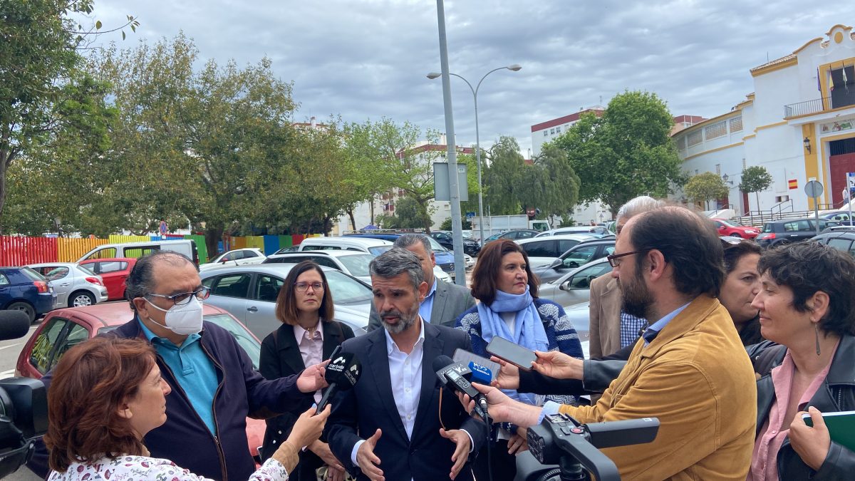 El PSOE de Marbella pide que se acabe con los apagones en la ciudad - Foto 2 3 Declaraciones de los socialistas ante los periodistas en Marbella.