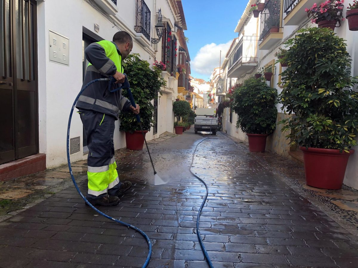 Seis operarios y otros tantos vehículos refuerzan el servicio de limpieza viaria en Estepona - Foto Refuerzo limpieza Seis operarios y otros tantos vehículos refuerzan el servicio de limpieza viaria en Estepona - Foto Refuerzo limpieza