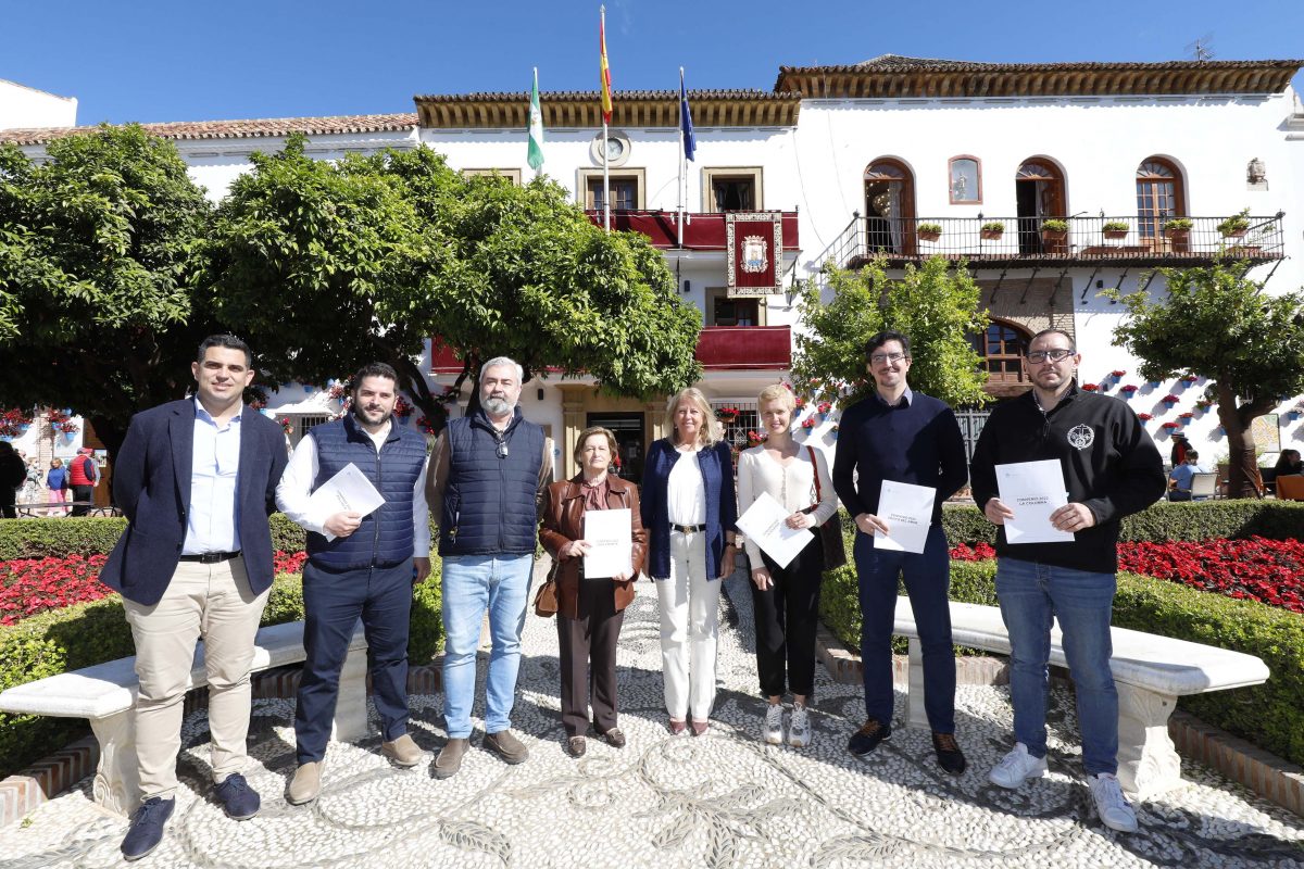 Marbella firma los convenios de colaboración con las siete cofradías con una subvención de 55.000 euros - OTM7896 La alcaldesa firma el convenio con las siete cofradías de Marbella.