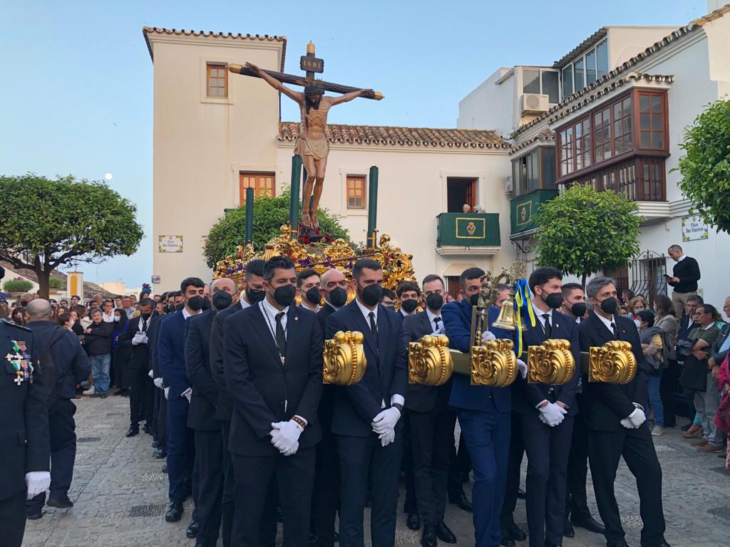 Viernes Santo en Estepona: la Real y Antigua Hermandad de la Vera Cruz cautiva a los devotos - Portada 1 Viernes Santo en Estepona: la Real y Antigua Hermandad de la Vera Cruz cautiva a los devotos - Portada 1