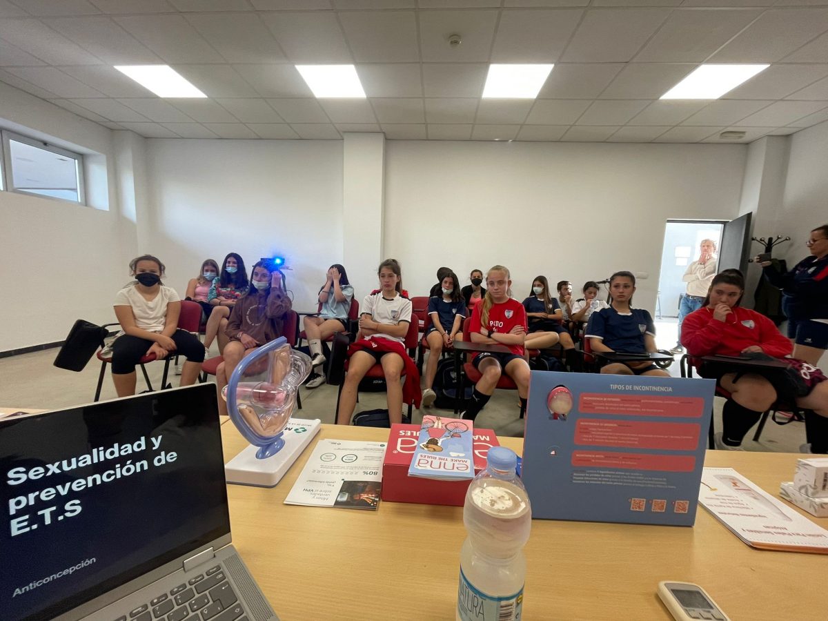 El CD Estepona Femenino recibe una charla sobre sexualidad - Taller Estepona El CD Estepona Femenino recibe una charla sobre sexualidad - Taller Estepona