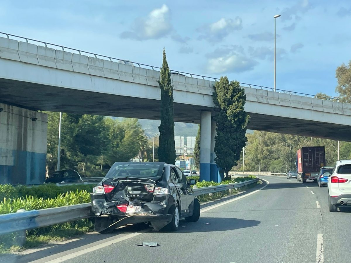 Una colisión triple provoca importantes retenciones en la A-7 a la altura de Puerto Banús - a Una colisión triple provoca importantes retenciones en la A-7 a la altura de Puerto Banús - a