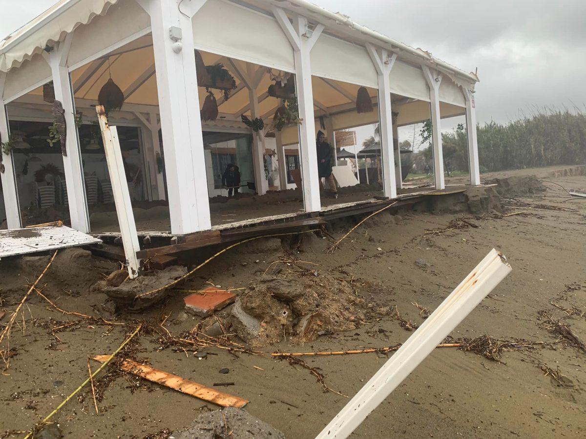 Estepona se ofrece al Gobierno para ejecutar y financiar obras de defensa del litoral - chiringuito 1 Estepona se ofrece al Gobierno para ejecutar y financiar obras de defensa del litoral - chiringuito 1