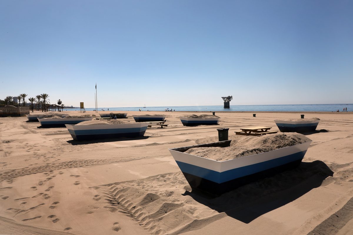 Sol, playa y ¡moragas! Ya se pueden realizar las reservas en las playas del Cable, Rodeíto, San Pedro y La Víbora - 0H3A0245 Barcas en la playa de Marbella.