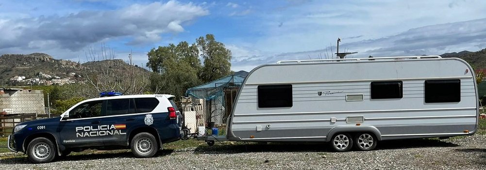 Roba en Estepona una caravana valorada en 28.000 euros y la esconde bajo un toldo en la capital - 20220504 Foto reciuperacion caravana Vehículo de la Policía Nacional con la caravana sustraída en Estepona.