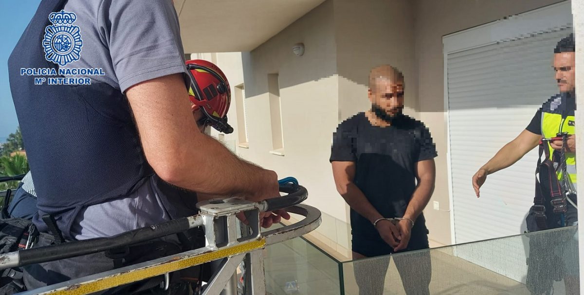 Momento de la detención del investigado en un bloque de San Pedro de Alcántara.