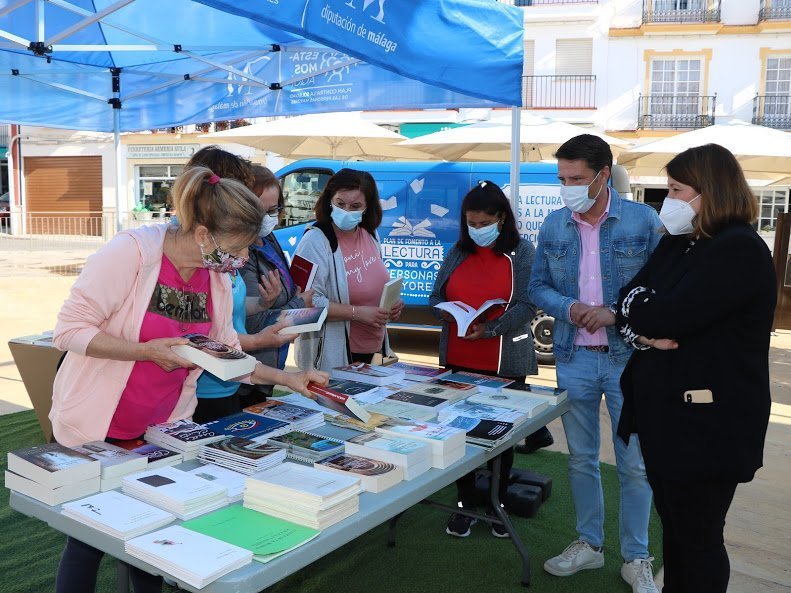 Llega este martes a Casares la biblioteca ambulante y gratuita para mayores - 279077851 3258529704429281 1949612274238523714 n La biblioteca ambulante que llega en forma de furgoneta azul a los municipios con menos de 20.000 habitantes.