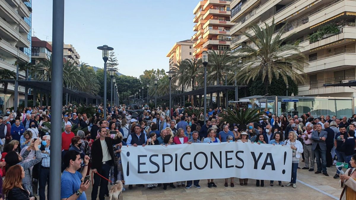 Marbella denuncia que el Gobierno no haya incluido los espigones en los Presupuestos Generales - 279381357 420714133392548 8893780114770315621 n Manifestación en Marbella de vecinos y asociaciones para pedir la instalación de espigones en sus playas.