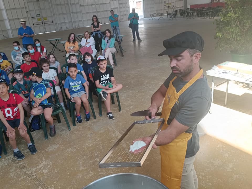 Los pequeños hacen su propio queso en el taller impartido por Crestellina de Casares - 279443900 424402259690402 6541351483504731833 n Juan da el taller a los alumnos sobre cómo realizar un queso. / D.MACÍAS