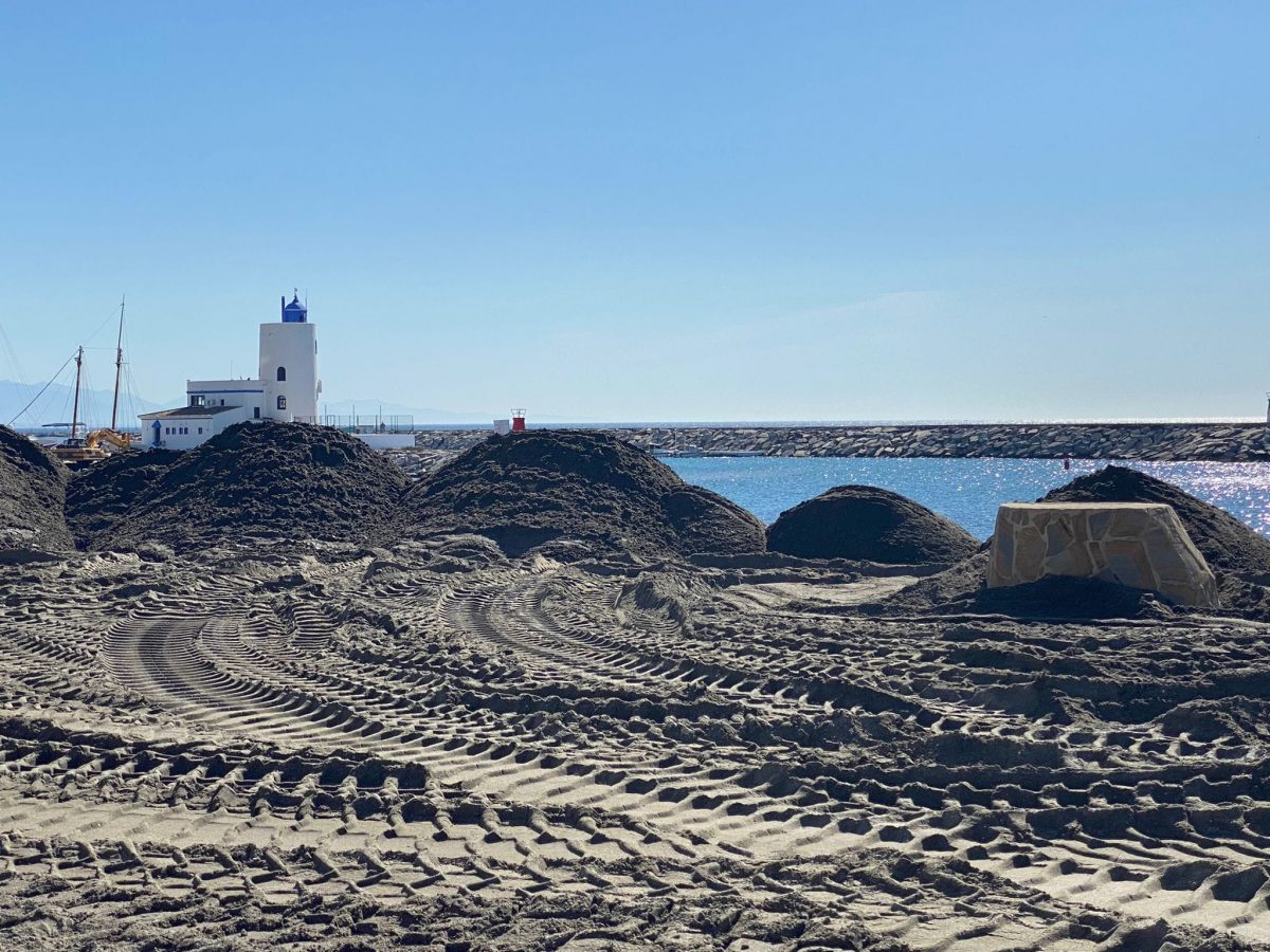 La playa de Las Gaviotas de Sabinillas, ahora con más arena - 281943813 3065573153756156 5745695962743691263 n Aporte de arena a la playa de Las Gaviotas, en Sabinillas.