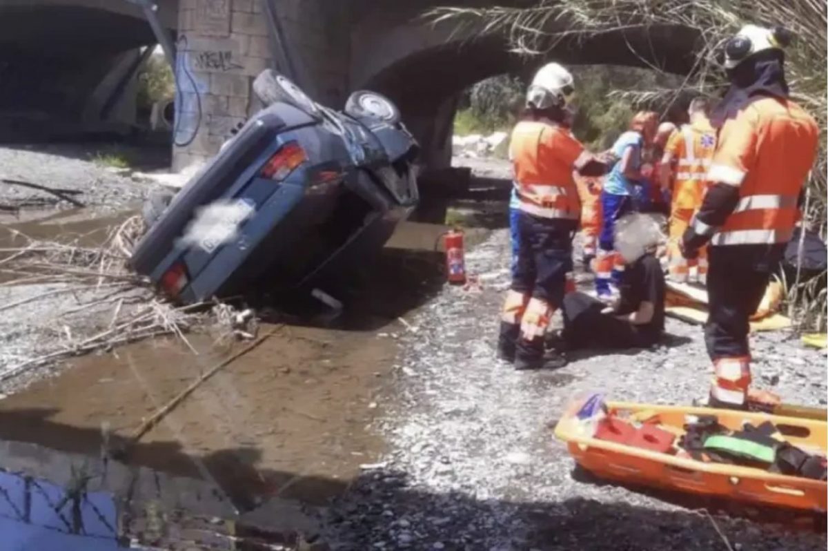 El coche se salió de la vía y atropelló a dos personas, cayendo el vehículo y los afectados por el puente - Captura de Pantalla 2022 05 12 a las 10.29.18 El vehículo bajo el puente y junto a los Bomberos en Estepona.