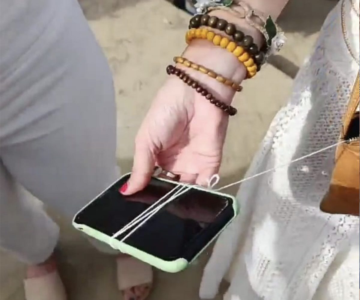 Se repiten los robos de móviles en la feria de Estepona: “Cuando metí la mano en el bolso, ya no estaba” - Captura de Pantalla 2022 05 17 a las 0.13.05 Una joven le pone una cuerda a su teléfono y su bolso para evitar el robo en la feria. / D.MACÍAS