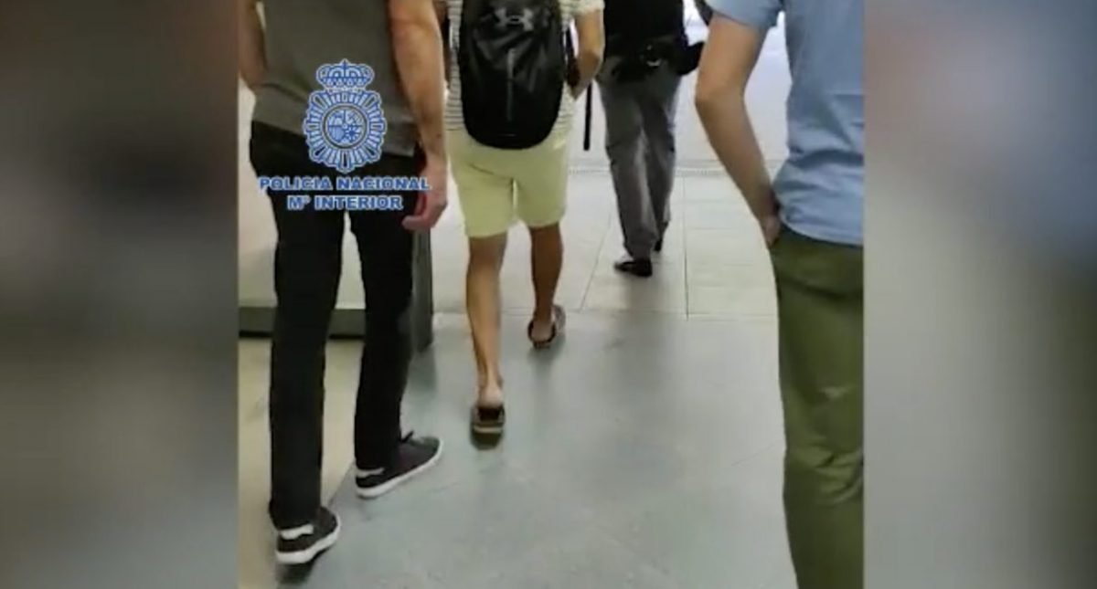 Detienen a un empleado de un hospital en Marbella por robar a sanitarios y pacientes, también fallecidos - Captura de Pantalla 2022 05 20 a las 15.39.44 Imágenes de la detención al empleado en el Hospital de Marbella.
