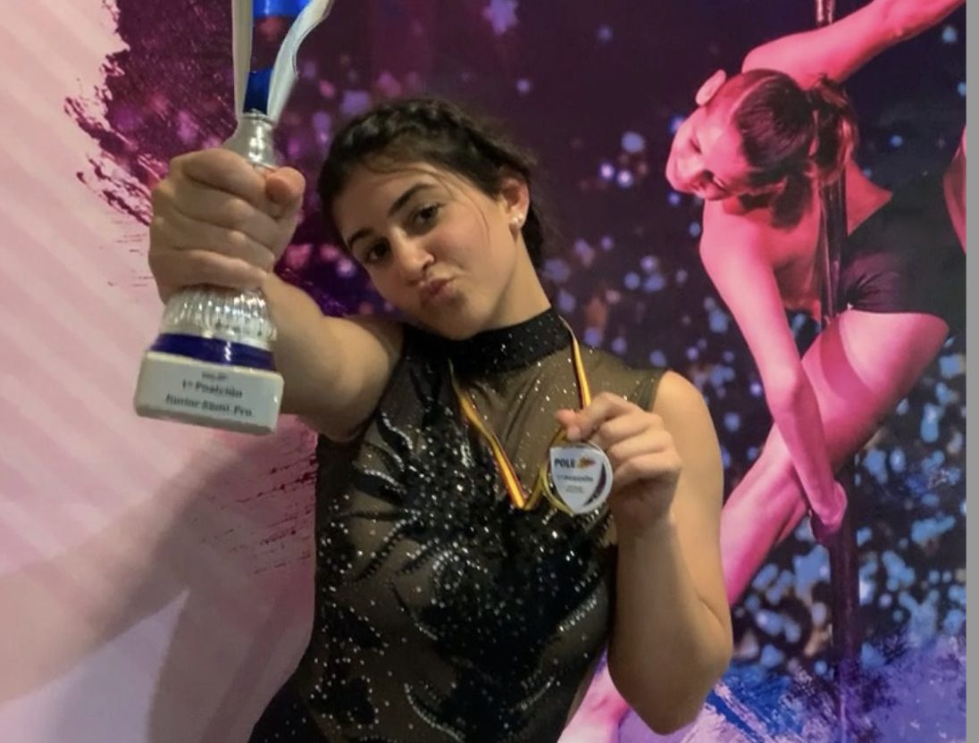 Lucía Marrero, con su trofeo y medalla tras lograr el primer puesto.