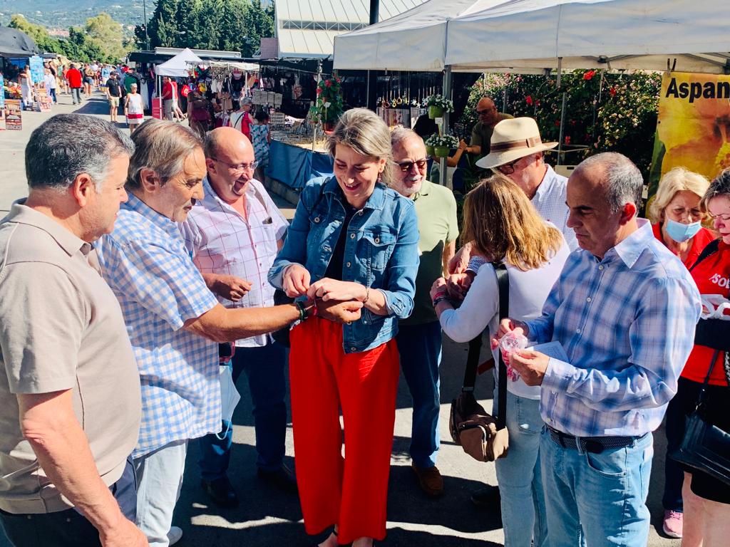 Impulsar la vivienda protegida en Marbella y San Pedro, uno de los compromisos de Espadas - Foto 2 5 La candidata número dos al Parlamento andaluz por el PSOE de Málaga, Isabel Aguilera, informando a los vecinos en la campaña electoral.