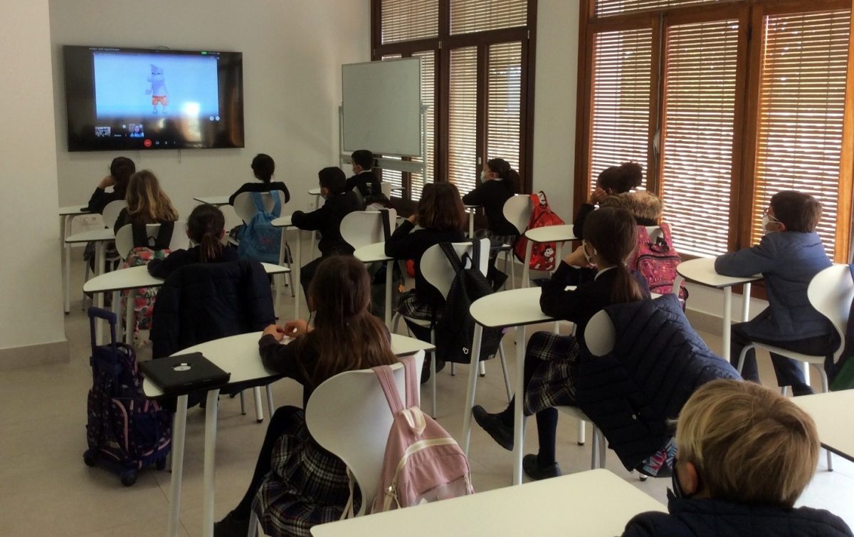 Los jóvenes reciben el taller sobre el buen uso del agua en los centros de Estepona.