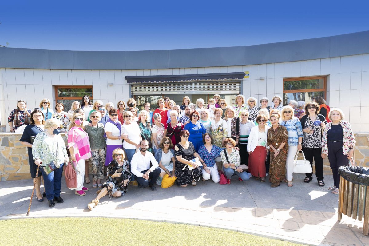 La Asociación de Amas de Casa de Marbella cuenta con una nueva sede - TGL0710 Las socias y la alcaldesa y el concejal junto a la nueva sede.