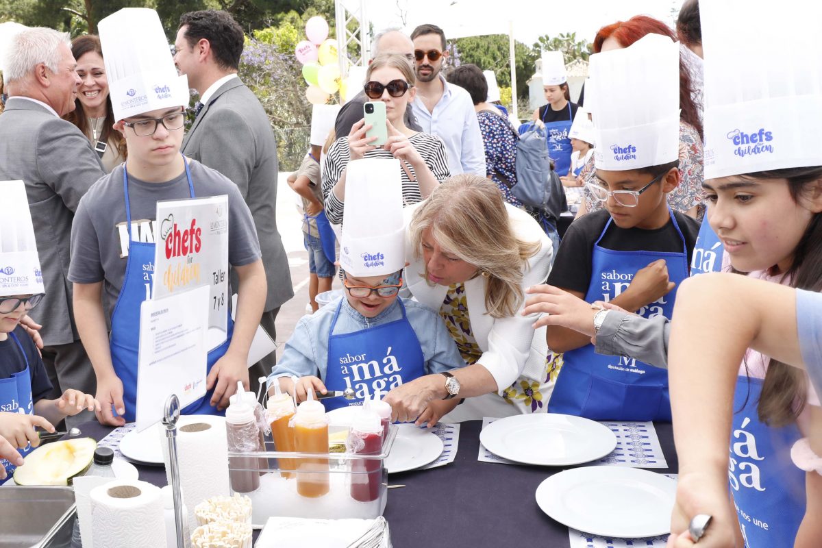 Chefs For Children reunirá a 47 chefs con Estrella Michelin - TGM2496 La alcaldesa con los pequeños en 'Chefs for Children'.