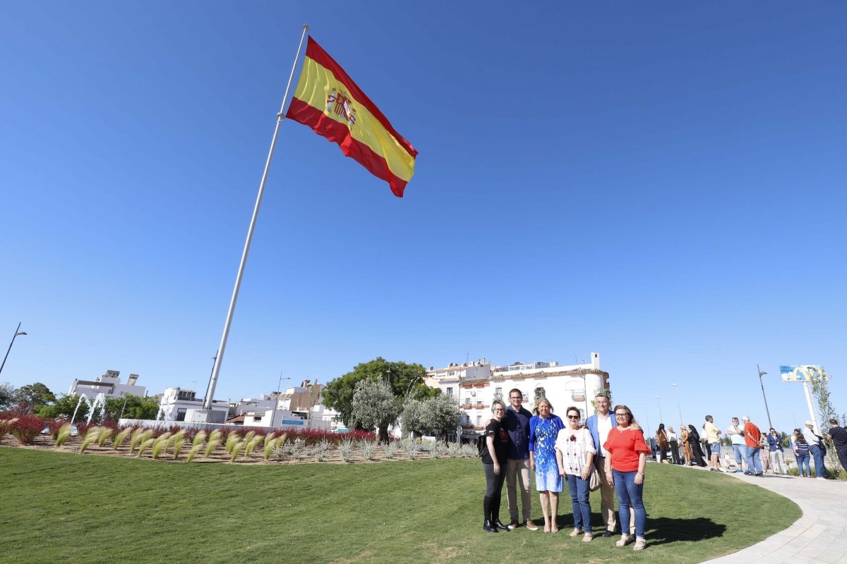 Lista la Glorieta Pedro Gil de San Pedro: cerca de 280.000 euros para su regeneración integral - TGM4462 Familiares junto a la alcaldesa y teniente alcalde con la glorieta Pedro Gil.