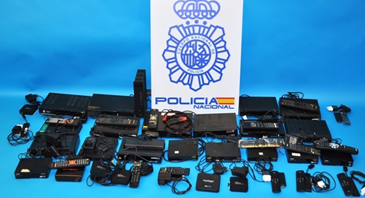 Denunciados bares de Málaga por distribuir ilícitamente la señal de partidos de fútbol - foto1 2 Decodificadores interceptados por la Policía Nacional.