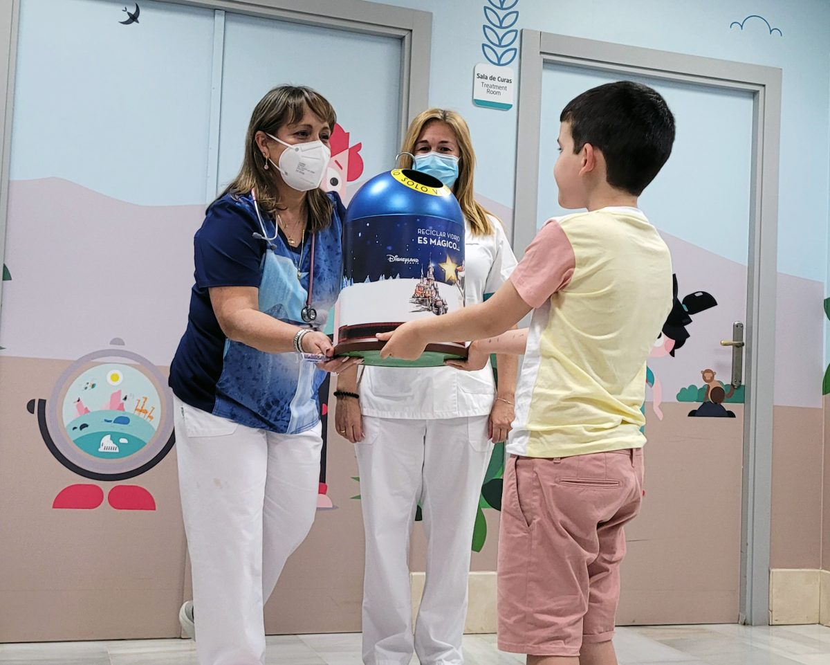 Los más pequeños se conciencian sobre la importancia del reciclaje de envases de vidrio - quironsalud marbella ecovidrio diamundialreciclaje 4 Quirónsalud Marbella reparte estos miniglús a los pequeños.