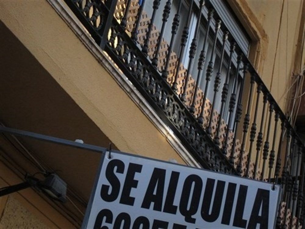 "Los andaluces no pueden acceder al Bono Alquiler Joven porque la Junta no publica la convocatoria" - se alquila cartel "Los andaluces no pueden acceder al Bono Alquiler Joven porque la Junta no publica la convocatoria" - se alquila cartel