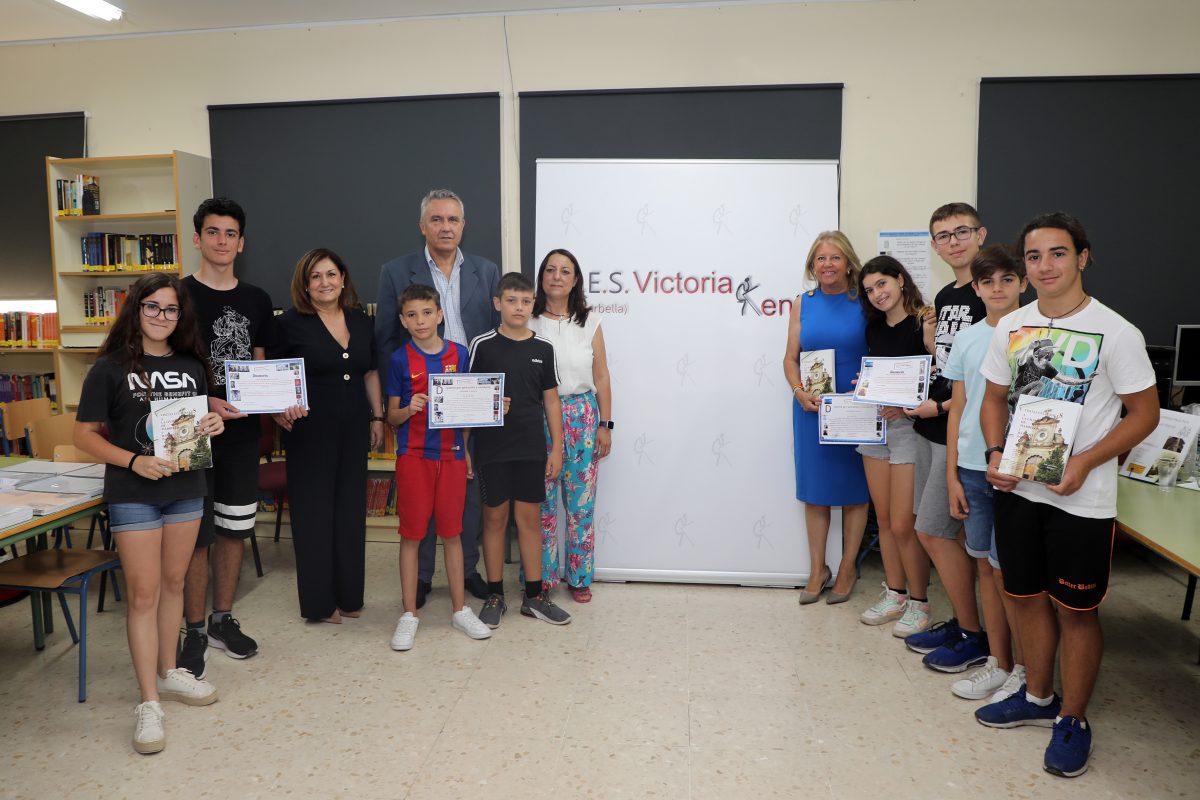 La guía sobre el patrimonio histórico de Marbella para que los alumnos de Secundaria lo conozcan - 0H3A2459 Alumnos del IES Victoria Kent con la guía.