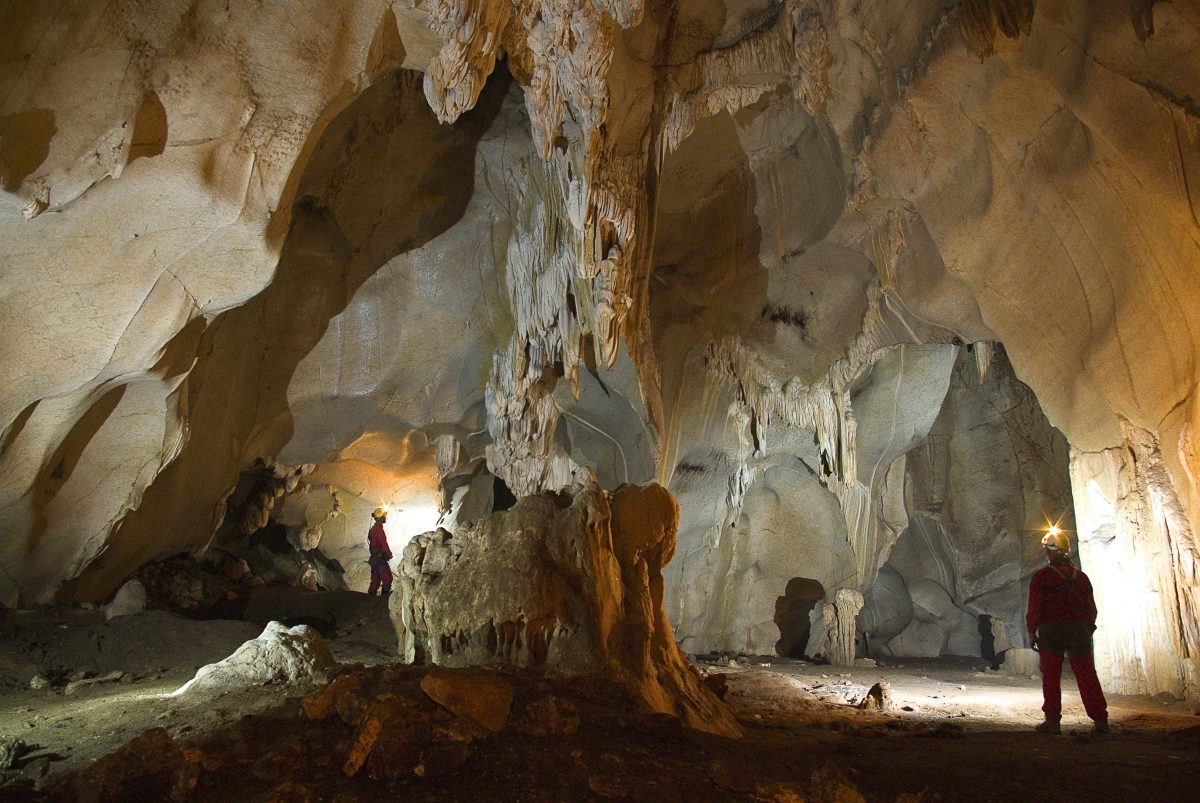 Denuncian expolios en la Cueva del Gran Duque, en Casares - 2011 Sala Principal de la Cueva del Gran Duque1 Denuncian expolios en la Cueva del Gran Duque, en Casares - 2011 Sala Principal de la Cueva del Gran Duque1
