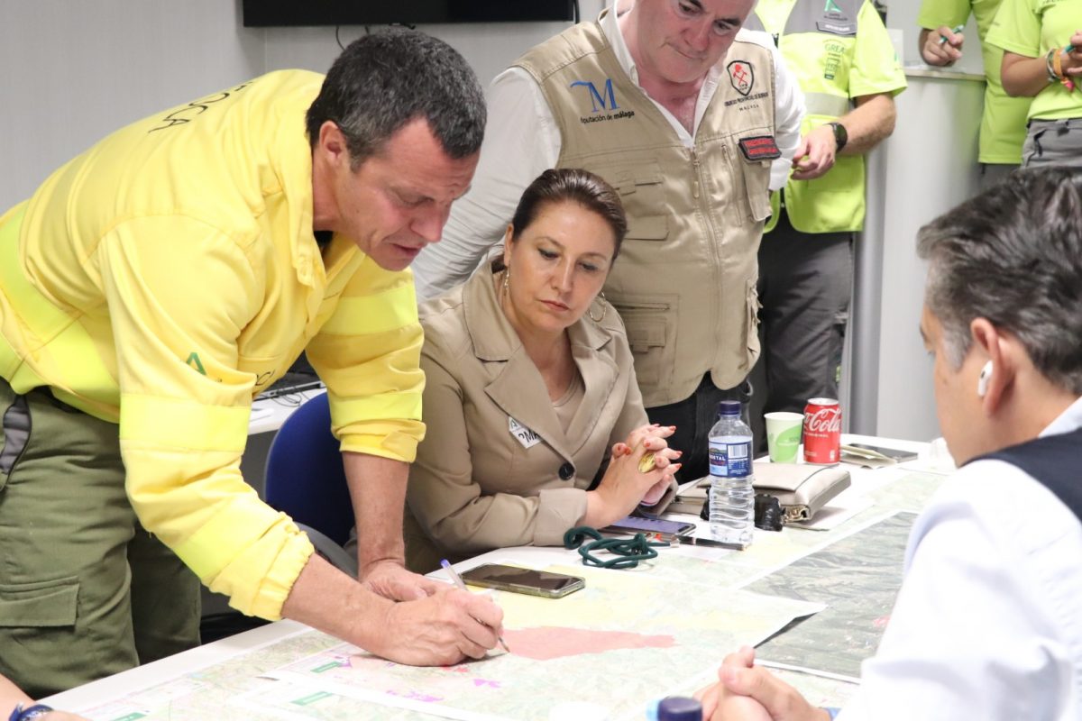 200 efectivos intervienen en las labores de extinción del incendio forestal de Sierra Bermeja - 220611 La consejera en el puesto de mando avanzado 200 efectivos intervienen en las labores de extinción del incendio forestal de Sierra Bermeja - 220611 La consejera en el puesto de mando avanzado