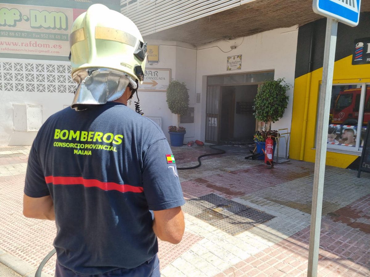 La Tenencia de Alcaldía de Cancelada sale ardiendo debido a un cuadro de luz - 291349590 461424715988156 3516892555076057346 n Bombero en las instalaciones incendiadas.