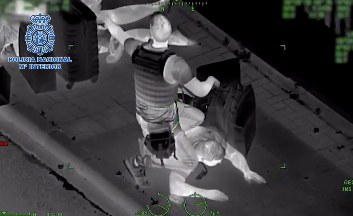 Una intensa persecución entre Estepona y Mijas se salda con tres detenidos - Captura de Pantalla 2022 06 03 a las 11.47.30 Momento de la detención de los ocupantes del vehículo.