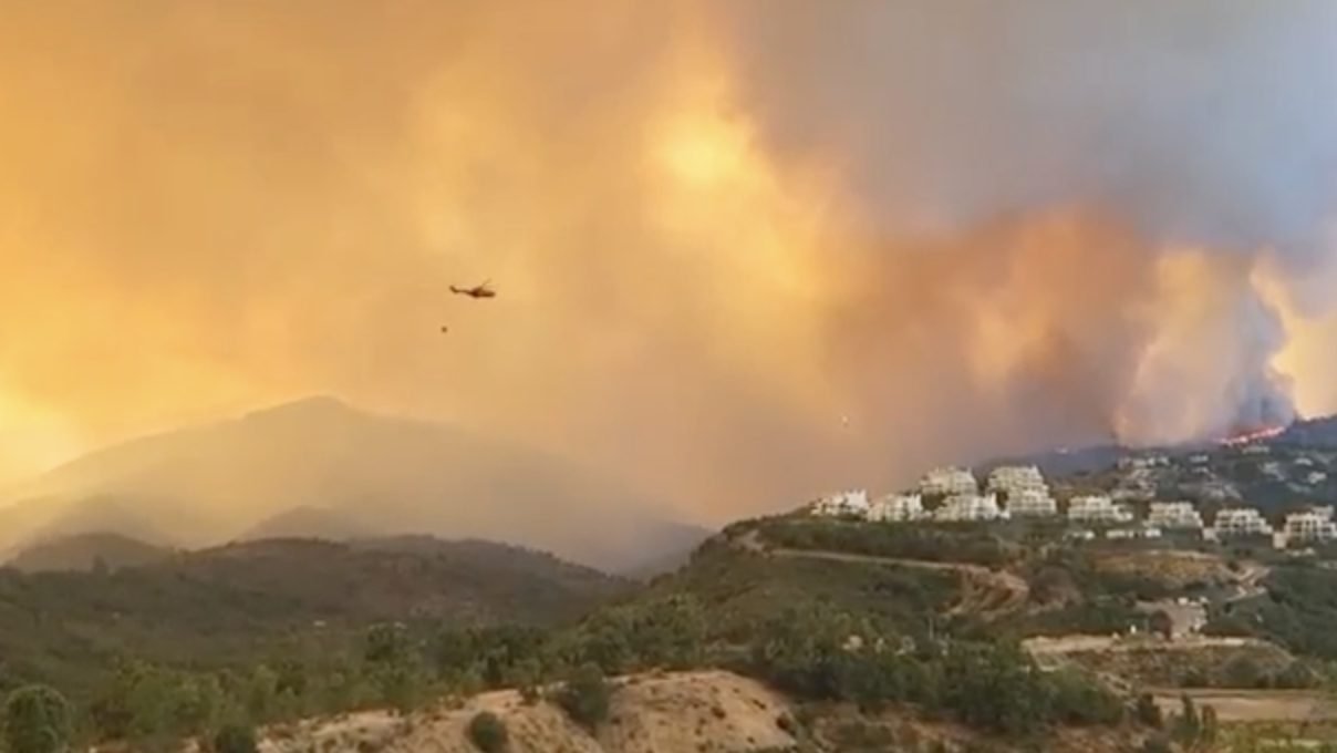 Las rachas de viento de hasta 40 km marca la evolución del fuego en Pujerra: "Las previsiones no son buenas" - Captura de Pantalla 2022 06 08 a las 20.23.47 Carretera de Monte Mayor, lugar en el que han desalojado debido al incendio de Pujerra.