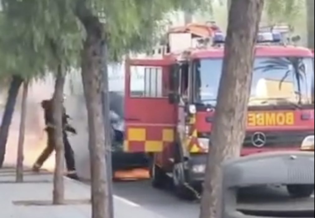 Momento del vídeo en el que la ambulancia choca contra el camión de bomberos.