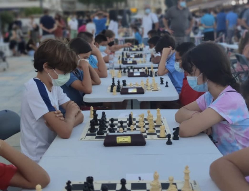 Un millar de niños de Estepona aprenden ajedrez en los colegios cada año - Captura de Pantalla 2022 06 27 a las 11.52.30 Niños y niñas de Estepona juegan a la ajedrez en el Paseo Marítimo. Archivo