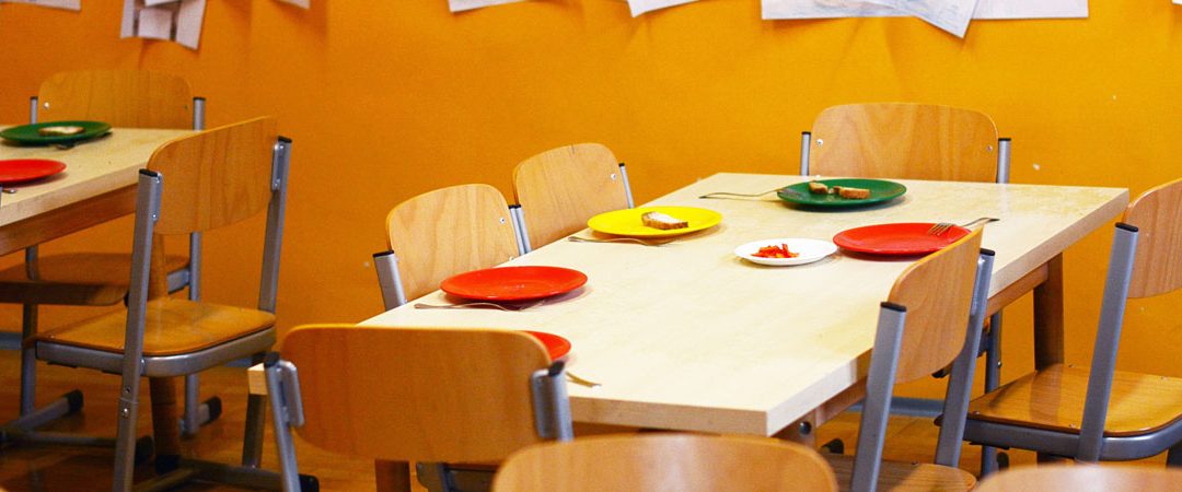¿Eres desempleado en Estepona? Puedes inscribirte al curso 'Monitor de aula matinal y comedor social' - Donde trabajar como monitor de comedor escolar salidas profesionales 1080x450 1 Mesa en aula matinal.
