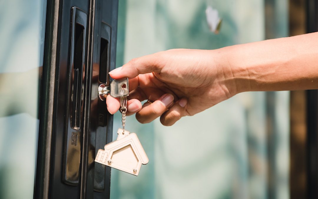 ¿Te vas de vacaciones? Estos son los consejos para prevenir robos en tu ausencia - Se puede cerrar con llave la puerta de acceso a un edificio 1080x675 1 ¿Te vas de vacaciones? Estos son los consejos para prevenir robos en tu ausencia - Se puede cerrar con llave la puerta de acceso a un edificio 1080x675 1