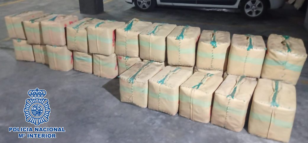 La Policía Nacional detiene al conductor de una furgoneta que transportaba 27 fardos de hachís - 20220723 Foto efectos furgoneta II La Policía Nacional detiene al conductor de una furgoneta que transportaba 27 fardos de hachís - 20220723 Foto efectos furgoneta II
