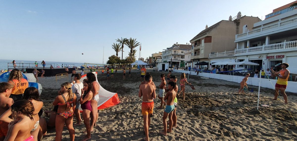 Los jóvenes disfrutan de actividades en la playa de Sabinillas.