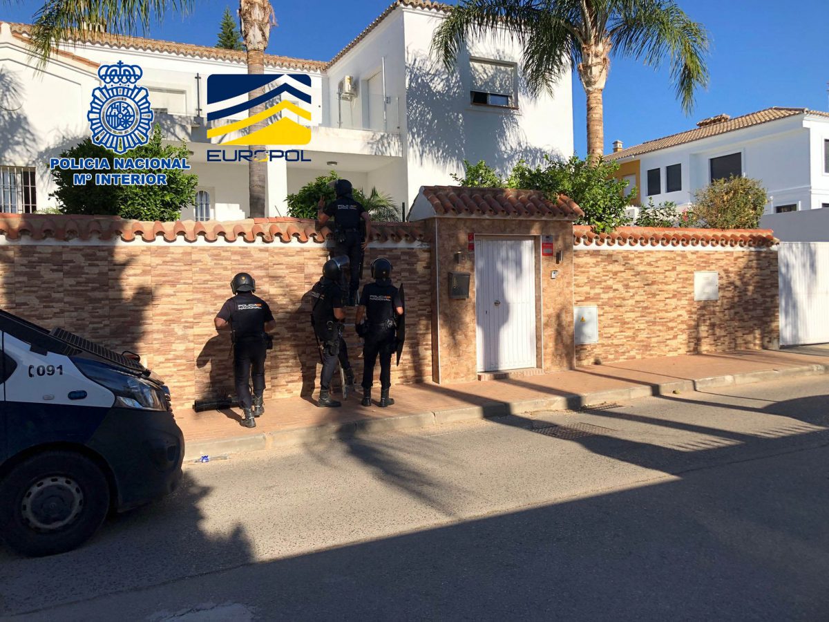 Detenido el cabecilla de un grupo que blanqueaba dinero a través de la venta de coches de lujo - Foto 1 9 Detenido en Marbella el cabecilla de un grupo criminal que blanqueaba dinero procedente del tráfico de drogas con la compraventa de coches de lujo.