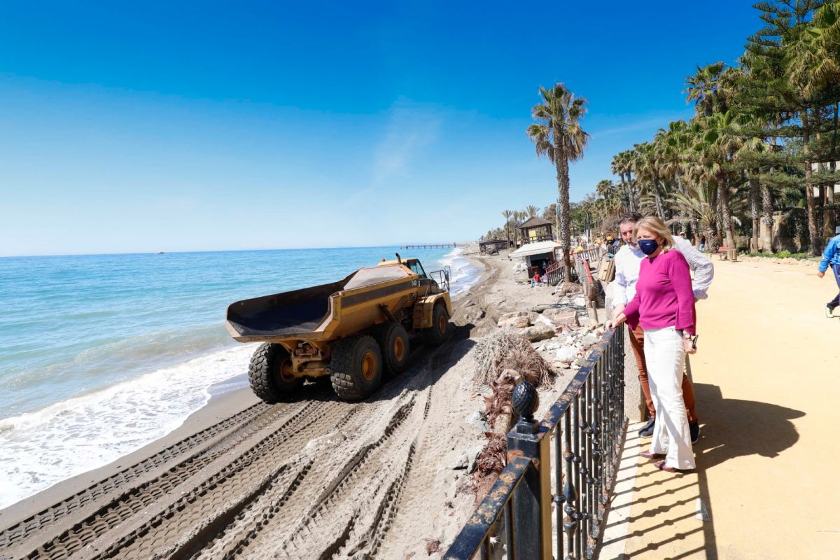 La alcaldesa de Marbella vuelve a invitar a la ministra para que vea la necesidad de los espigones en las playas - Foto Playa La alcaldesa revisa los trabajos en las playas de Marbella.