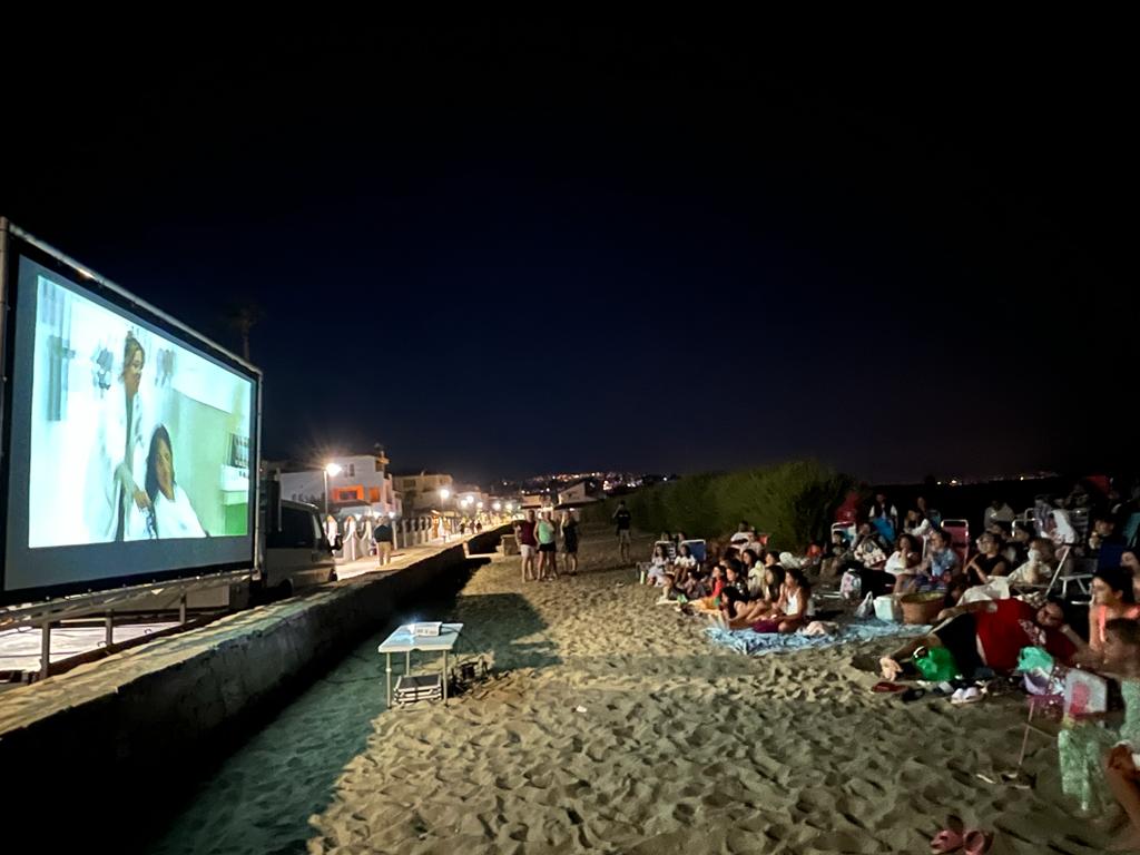 Continua el cine de verano de Casares una noche más: llega 'A Todo Tren. Destino Asturias' - WhatsApp Image 2022 07 18 at 11.37.12 AM Cine de verano en Playa Ancha el martes 12 de julio. / D.MACÍAS